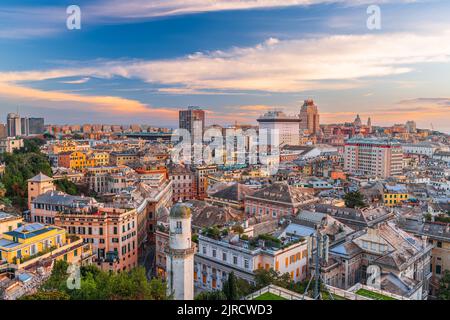 Genua, Ligurien, Italien Skyline der Innenstadt von oben in der Abenddämmerung. Stockfoto