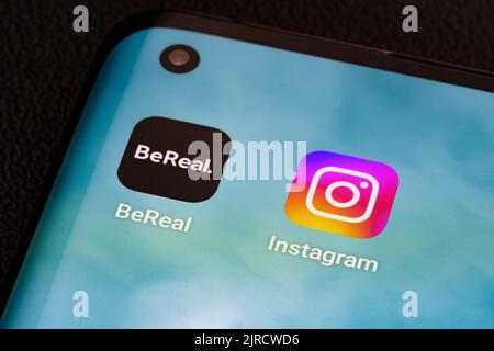 Bereal-App neben der Instagram-App in der Smartphone-Ecke. BeReal ist eine neue Social-Media-App und Foto-Sharing-Plattform. Stafford, Vereinigtes Königreich, Stockfoto