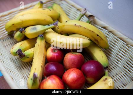 Korb mit Äpfeln und Bananen Stockfoto