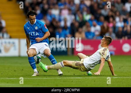 Manchester, Großbritannien. 23. August 2022. James Brown von Stockport County und Luke Thomas von Leicester City während des Carabao Cup Second Round Spiels zwischen Stockport County und Leicester City im Edgely Park am 23. 2022. August in Manchester, England. (Foto von Daniel Chesterton/phcimages.com) Quelle: PHC Images/Alamy Live News Stockfoto