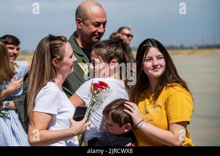 Lemoore, Kalifornien, USA. 9. August 2022. Bef. Lou D'Antonio, der dem Carrier Air Wing 9 zugewiesen wurde, begrüßt seine Familie während einer Heimkehr-Feier. CVW 9, an Bord der USS Abraham Lincoln (CVN 72), kehrte am 09. August 2022 nach einem siebenmonatigen Einsatz in der US-Flotte von 3. und in 7. Flottenbereichen zurück. CVW-9 wird mit einer Kombination aus Plattformen der vierten und fünften Generation eingesetzt, die überwiegend den Airwing der Zukunft darstellen und mehr als 21.307 stationäre und Hubschrauberflugstunden mit 10.250 Einsatzgebieten, 8.437 Starts und 8.487 Flugzeugarrestments ausführen. (Bild: Stockfoto