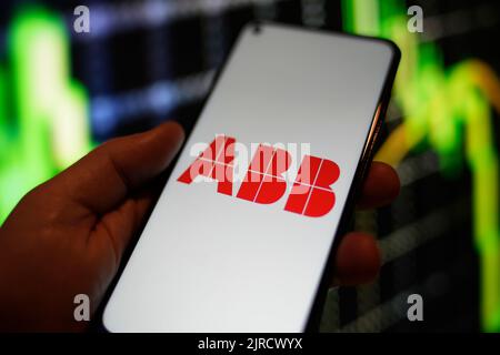 Das ABB-Logo (ASEA Brown Boveri) ist auf einem Redmi-Telefonbildschirm in dieser Abbildung am 23. August 2022 in Warschau, Polen, zu sehen. ABB liegt auf Platz 341. Stockfoto