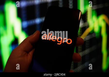 Das Allegro-Logo ist auf einem Redmi-Telefonbildschirm in dieser Fotolillustration am 23. August 2022 in Warschau, Polen, zu sehen. Allegro ist der größte E-Commerce, den wir haben Stockfoto