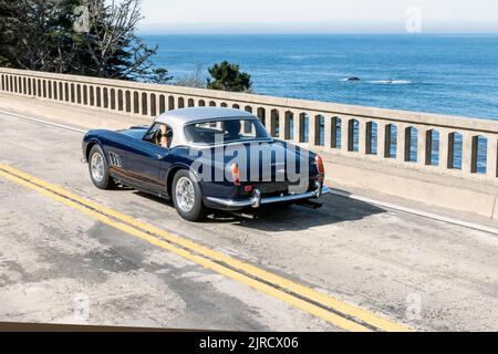 1957 Ferrari 250 GT LWB Zagato Berlinetta auf der Pebble Beach Tour am HWY1 Carmel California 2022 Stockfoto