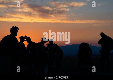 21. Juli 2022 - Vereinigtes Königreich - Dienstmitglieder der 10. Special Forces Group (Airborne) und Mitglieder der ZapovjedniÅtvo specijalnih snaga (Kroatisches Spezialeinsatzkommando) Vorbereitung der Ausrüstung für militärische Freifallsprünge (MFF) vor dem Einsteigen in ein MC-130J Commando II der US-Luftwaffe, das dem 352d Special Operations Wing in der Nähe von Udbina, Kroatien, zugewiesen wurde, 21. Juli 2022. Der MFR war Teil eines Joint Combined Exchange Training (JCET), zu dem Mitglieder des Special Operations Wings der US Air Forces 352d, des Bataillons der US Armys 1., der 10. Special Forces Group (Airborne) und der Zapovj gehörten Stockfoto