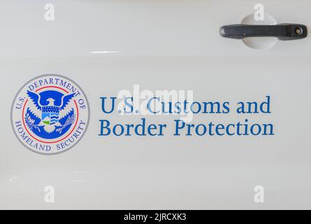 NEW ORLEANS, LA, USA - 24. APRIL 2022: Logo und Name der Agentur auf der Fahrzeugseite für US-Zoll- und Grenzschutz, Department of Homeland Security Stockfoto