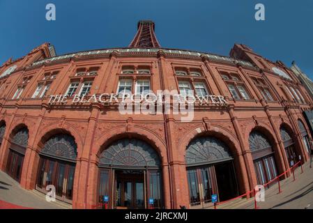 Blackpool Tower - Blick nach oben mit einer Fischaugenlinse - Blackpool, Lancashire, August 2022 Stockfoto