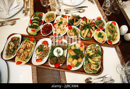 Traditionelle türkische Vorspeisengerichte (Turkish Meze) auf dem Restauranttisch. Stockfoto