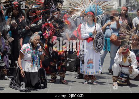 Mexiko-Stadt, Mexiko-Stadt, Mexiko. 23. August 2022. 23. August 2022, Mexiko-Stadt; Mexiko: Prähispanische Tänzer, die als aztekische Krieger verkleidet sind, nehmen an einem Ritual der Ruinen des Haupttempels Teil, um die Menschen auf die Bedeutung der Rehabilitation des Tlahuac-Xico-Sees aufmerksam zu machen, Die besteht aus der Abwasserreinigung und Reinigung von Wasser, Wiederherstellung der Umwelt durch die Einrichtung von Bewässerungssystemen. Am 23. August 2022 in Mexiko-Stadt, Mexiko. (Bild: © Gerardo Vieyra/eyepix via ZUMA Press Wire) Bild: ZUMA Press, Inc./Alamy Live News Stockfoto