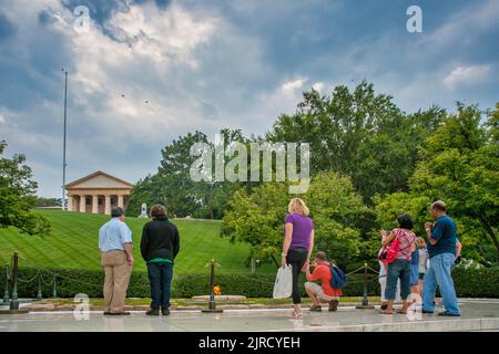 Besucher des Kennedy-Friedhofs auf dem Arlington National Cemetery auf der anderen Seite des Potomac River von Washington, D.C. Stockfoto