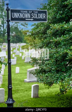 Ein Metallschild weist auf das Grab des unbekannten Soldaten im Arlington National Cemetery, Virginia, hin. Stockfoto