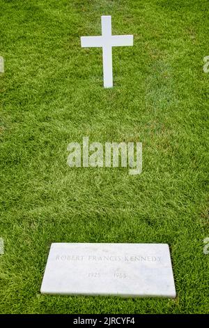 Das Grab von Robert Francis Kennedy vom Präsidenten Kennedy auf dem Arlington National Cemetery gegenüber dem Potomac River von Washington, D.C. Stockfoto