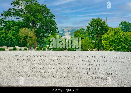 Ein Zitat von Präsident Kennedy an der Wand des granitplatzes auf dem Kennedy-Grab im Arlington National Cemetery, Virginia. Stockfoto