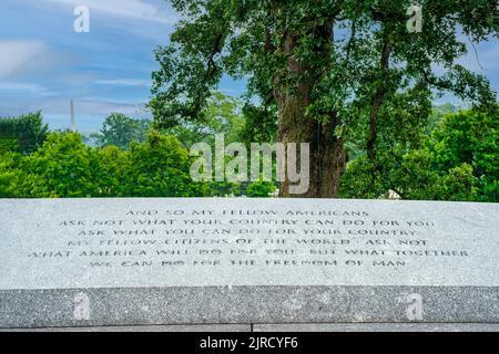 Ein Zitat von Präsident Kennedy an der Wand des granitplatzes auf dem Kennedy-Grab im Arlington National Cemetery, Virginia. Stockfoto