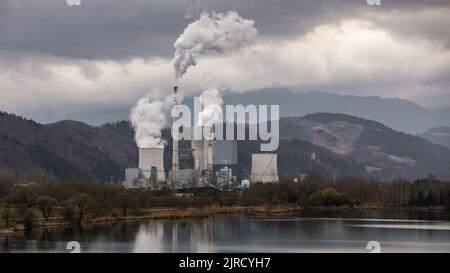 Wärmekraftwerk, das Kohle mit großem Kühlturm verbrennt und dabei verschmutzten Rauch in die Atmosphäre abgibt Stockfoto