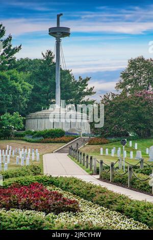 Das USS Maine Memorial unter den Gräbern aus dem Spanischen Amerikanischen Krieg auf dem Arlington National Cemetery, Virginia. Stockfoto