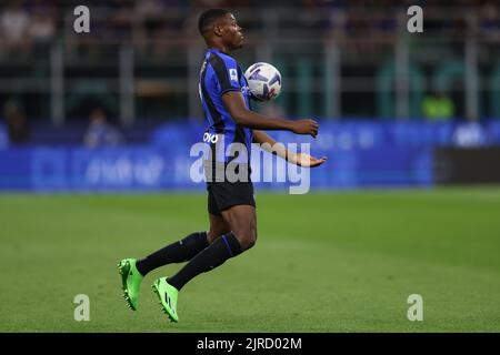 Mailand, Italien, 20.. August 2022. Denzel Dumfries vom FC Internazionale kontrolliert den Ball während des Serie-A-Spiels bei Giuseppe Meazza, Mailand. Bildnachweis sollte lauten: Jonathan Moscrop / Sportimage Stockfoto