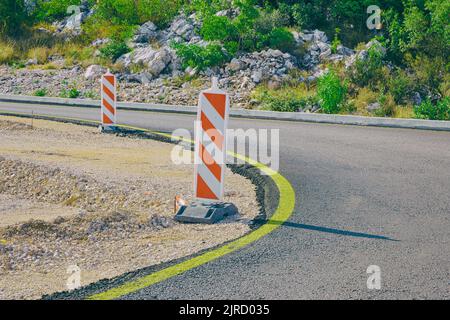 Baustelle einer Schnellstraße durch eine ländliche Gegend. Stockfoto