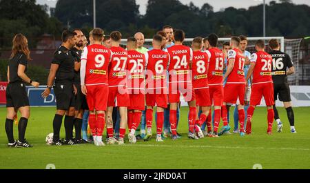 Ballymena Showgrounds, Ballymena, County Antrim, Nordirland, Großbritannien. 23 August 2022. Danske Bank Premiership – Ballymena United / Cliftonville (rot). Cliftonville Spieler mit Ballymena United Gegenstücken. Kredit: CAZIMB/Alamy Live Nachrichten. Stockfoto