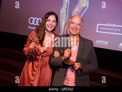 Berlin, Deutschland. 23. August 2022. Die Schauspieler Nilam Farooq (l.) und Christoph Maria Herbst halten den Ernst-Lubitsch-Preis 2022 in den Händen. Sie erhalten sie für ihre Hauptrollen im Film Contra. Er wird für die beste komödianische Aufführung eines deutschsprachigen Films ausgezeichnet. Quelle: Annette Riedl/dpa/Alamy Live News Stockfoto