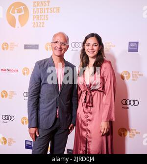 Berlin, Deutschland. 23. August 2022. Die Schauspieler Nilam Farooq (r) und Christoph Maria Herbst kommen zur Verleihung des Ernst-Lubitsch-Preises 2022. Sie erhielten den Preis für ihre Hauptrollen im Film Contra. Er wird für die beste komödianische Aufführung eines deutschsprachigen Films ausgezeichnet. Quelle: Annette Riedl/dpa/Alamy Live News Stockfoto