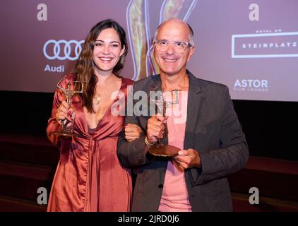 Berlin, Deutschland. 23. August 2022. Die Schauspieler Nilam Farooq (l.) und Christoph Maria Herbst halten den Ernst-Lubitsch-Preis 2022 in den Händen. Sie erhalten sie für ihre Hauptrollen im Film Contra. Er wird für die beste komödianische Aufführung eines deutschsprachigen Films ausgezeichnet. Quelle: Annette Riedl/dpa/Alamy Live News Stockfoto