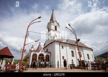 Eine schöne Aussicht auf die St.-Anna-Kirche in Viseu de Sus von Maramures, Rumänien Stockfoto