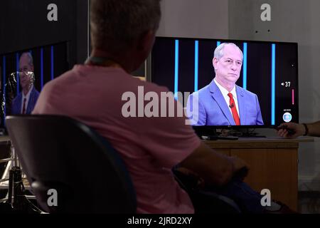 Sao Paulo, Brasilien. 23. August 2022. Der Zuschauer beobachtet den brasilianischen Präsidentschaftskandidaten Ciro Gomes während eines Interviews mit Jornal Nacional von TV Globo in Sao Paulo, Brasilien, 23. August 2022. (Foto von Igor do Vene/Sipa USA) Quelle: SIPA USA/Alamy Live News Stockfoto