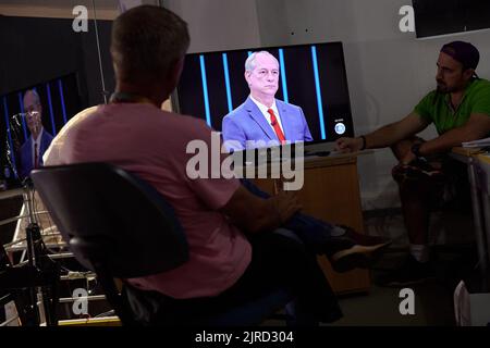 Sao Paulo, Brasilien. 23. August 2022. Der Zuschauer beobachtet den brasilianischen Präsidentschaftskandidaten Ciro Gomes während eines Interviews mit Jornal Nacional von TV Globo in Sao Paulo, Brasilien, 23. August 2022. (Foto von Igor do Vene/Sipa USA) Quelle: SIPA USA/Alamy Live News Stockfoto