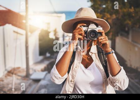 Fotograf, Reisefotograf oder Tourist, der im Freien in einer neuen Stadt fotografiert oder fotografiert. Reisende, die während einer Reise im Urlaub oder im Urlaub eine Kamera verwenden Stockfoto