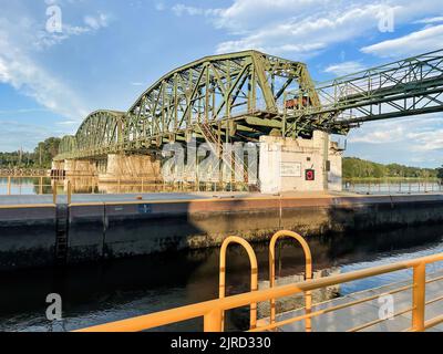 Schenectady, NY - USA - 6. Aug 2022 Landscape view of Lock E8 of the modern New York State Canal System, the Nachfolgerin of the Historic Erie Canal and Stockfoto