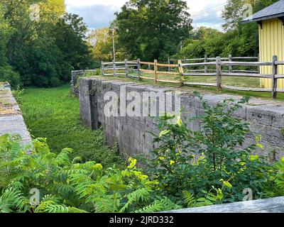 Schenectady, NY - USA - 6. Aug 2022 Landschaftsansicht der Überreste des ursprünglichen Erie-Kanals entlang des Mohawk - Hudson Bike - Hike Trail. Teil des Stockfoto