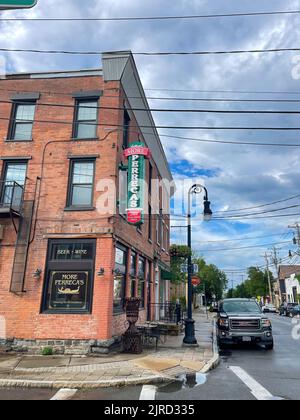 Schenectady, NY - USA - 6. Aug 2022 Vertikale Ansicht der legendären MORE Perreca's Ital Kitchen of Schenectady, NY. In Little an der N. Jay Street gelegen Stockfoto