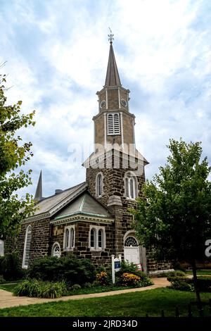 Schenectady, NY - USA - Aug 5, 2022 eine vertikale Ansicht der St. George's Episcopal Church, die sich im Herzen des historischen Stockade-Viertels von Schene befindet Stockfoto