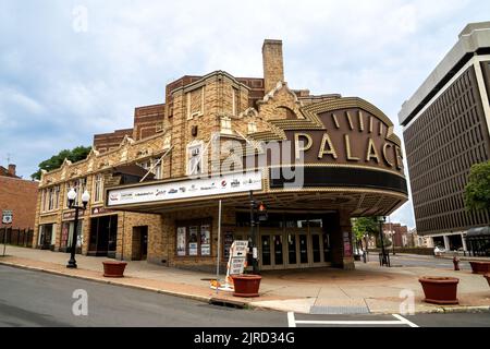 Albany, NY - USA - 5. Aug 2022 Dreiviertelansicht des Palace Theatre, einem Veranstaltungsort in der Innenstadt von Albany. Das Palace Theatre war ursprünglich Stockfoto