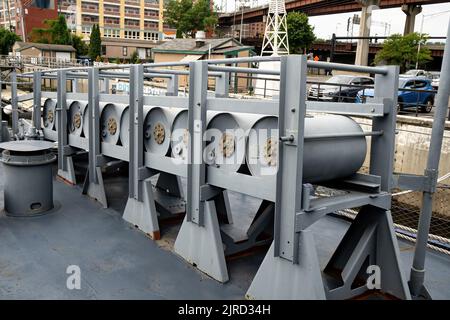 Albany, NY - USA - 5. Aug 2022 Blick auf die Ladebalken in der Hecktiefe, die primäre U-Boot-Waffe aus der Vorkriegszeit, die von der historischen USS Slater (DE Stockfoto