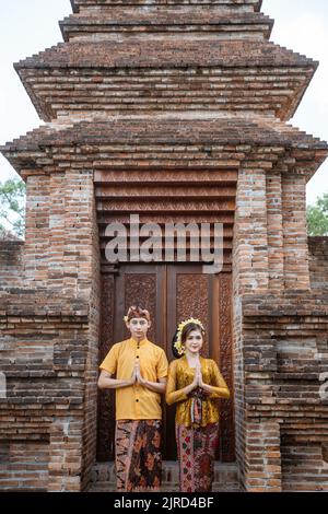 balinesisches Paar im Kebaya-Kleid stehend Stockfoto