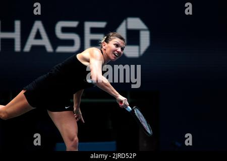 Flushing Meadows, New York, USA. 23. August 2022. Rumäniens Simona Halep übt heute im National Tennis Center in Flushing Meadows, New York, für die U.S. Open. Das Turnier beginnt am kommenden Montag. Quelle: Adam Stoltman/Alamy Live News Stockfoto