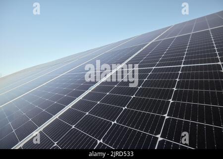 Erneuerbare, saubere und grüne Energie mit Sonnenkollektoren für zukünftigen Ökostrom aus der Sonne gegen einen blauen Himmel Mockup. Photovoltaikanlage Stockfoto