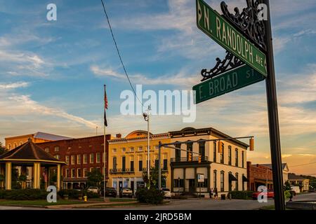Eufaula, Alabama, USA - 13. August 2022: Panoramablick von der Ecke E Broad St und N Randolph Ave bei Einbruch der Dunkelheit im Historict District. Stockfoto