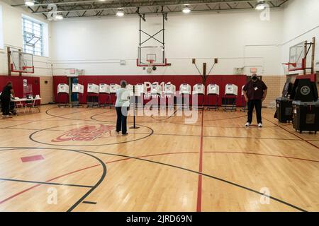 New York, NY - 23. August 2022: Atmosphäre im Wahllokal während der demokratischen Vorwahlen an der P.S. 11 School Stockfoto