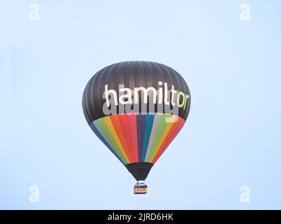 Hamilton Neuseeland - April 12 2008; Heißluftballon fliegt hoch isoliert gegen den Himmel Förderung der Stadt Hamilton Stockfoto