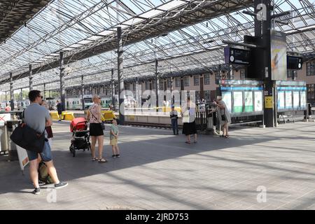 Helsinki, Finnland - 20. August 2022: Blick auf den Bahnsteig mit wartenden Passagieren am Hauptbahnhof von Helsinki. Stockfoto