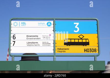 Helsinki, Finnland - 20. August 2022: Nahaufnahme des Schilds der Straßenbahnhaltestelle in Hakaniemi, das von den Linien 6 und 7 betrieben wird. Stockfoto