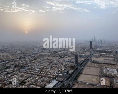 Riad, Saudi-Arabien. 18.. Juli 2022. Blick von der Aussichtsplattform auf den Wolkenkratzer des Kingdom Center. Bis heute gilt Saudi-Arabien als eines der konservativsten Länder der Welt - ein absolutes Königreich, in dem religiöse Polizisten über gute Manieren wachen und in dem nach islamischer Rechtsprechung die härtesten Strafen möglich sind. Quelle: Johannes Sadek/dpa/Alamy Live News Stockfoto