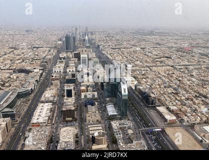 Riad, Saudi-Arabien. 18.. Juli 2022. Blick von der Aussichtsplattform auf den Wolkenkratzer des Kingdom Center. Bis heute gilt Saudi-Arabien als eines der konservativsten Länder der Welt - ein absolut regiertes Königreich, in dem religiöse Polizisten über gute Manieren wachen und in dem nach islamischer Rechtsprechung die härtesten Strafen möglich sind. (An dpa-Korr 'Under the Veil') Quelle: Johannes Sadek/dpa/Alamy Live News Stockfoto