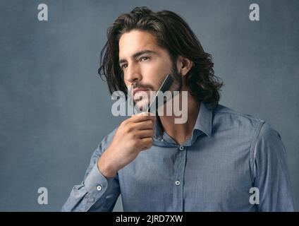 Die Macht der Bärte ist unbestreitbar. Studioaufnahme eines stilvoll gekleideten jungen Mannes. Stockfoto