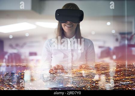 Ihr Unternehmen in einem völlig neuen Licht zu sehen. Mehrfachaufnahme einer jungen Geschäftsfrau, die ein VR-Headset trägt, während sie allein in ihrem Büro arbeitet. Stockfoto