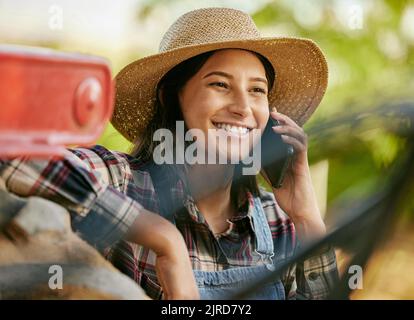 Landwirtschaft, Nachhaltigkeit und telefonische Gespräche mit Landwirten während einer Pause auf einem Bauernhof. Glückliche nachhaltige Landarbeiterin oder Agrar-Frau Stockfoto