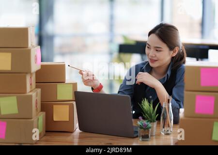 Porträt der modernen asiatischen KMU-Geschäft Frau Unternehmerin im Home Office Stockfoto
